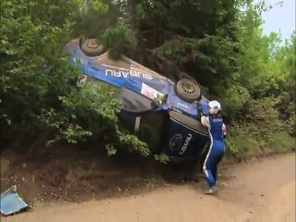 Takla atan arabasını eliyle düzeltti