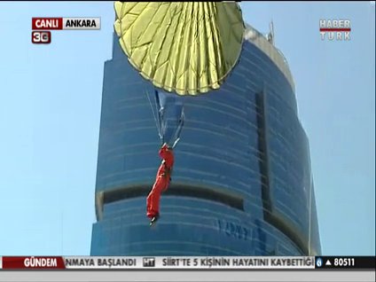 Canlı yayında kuleden atladı!