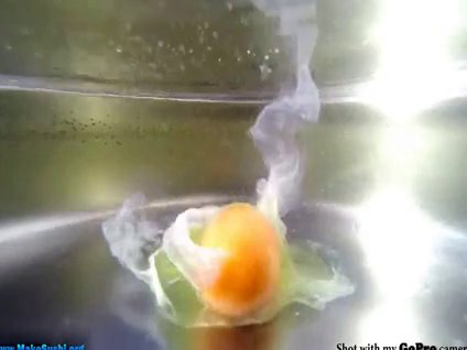 Kaynayan suda yumurta kırarsanız ne olur?