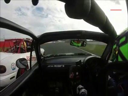 Yarışta rakibin aynasını kapattı