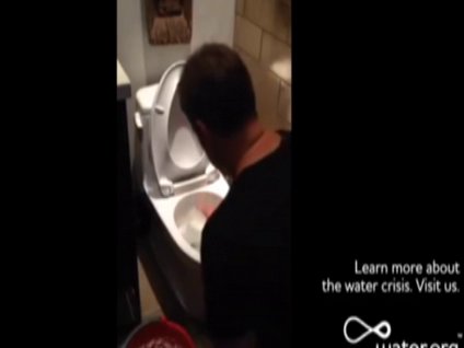 Ünlü oyuncu başından aşağı tuvalet suyu döktü