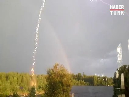 Gökkuşağını çekerken yıldırım düşme anını kaydetti