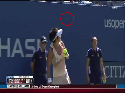 Güzel tenisçiye musallat olan arı