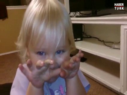 Baba ve kızın komik kovalamaca oyunu