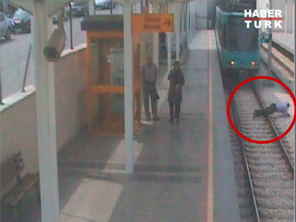 Bir anda tramvayın önüne atladı ama...