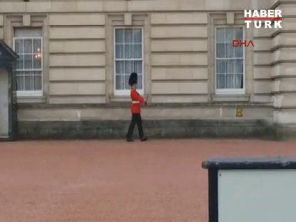 Kraliçenin askeri şaşırttı