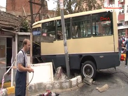 Yolcü minibüsü gecekonduya girdi