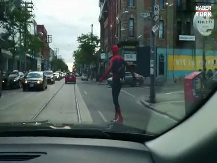 Örümcek Adam kaykay yaparken...