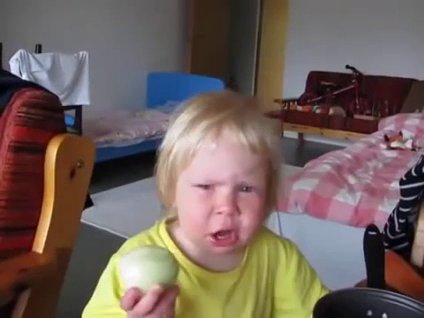 Bir baş soğanı kütür kütür yiyen bebek