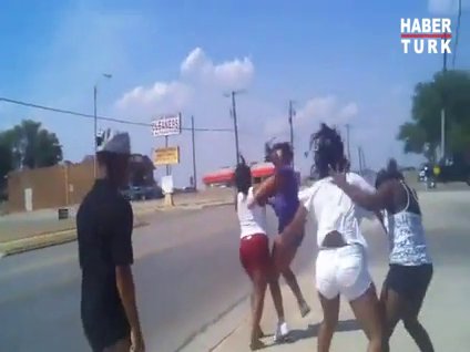 Kızlar sokak ortasında birbirine girdi