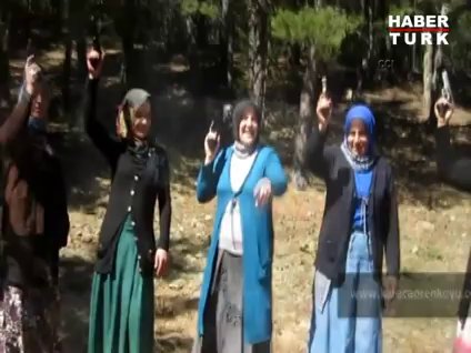 Çocukların yanında tehlikeli silah şovu