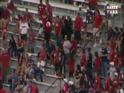 Tribünde top kesen adam