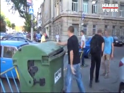 Müdürü çöp kovasına attılar!