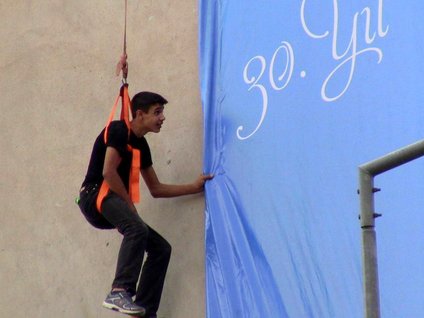 Hayatı yalnızca bir ipe bağlı