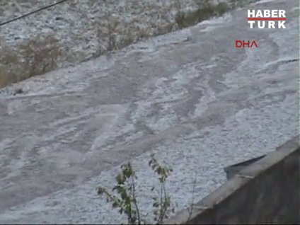 Dolu yağışı Ardahan'ı beyaza bürüdü