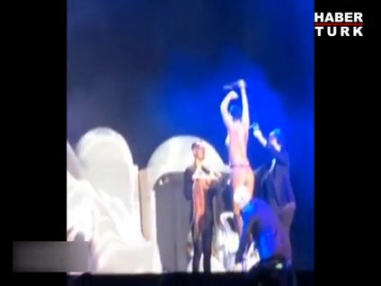Lady Gaga sahnede soyundu!