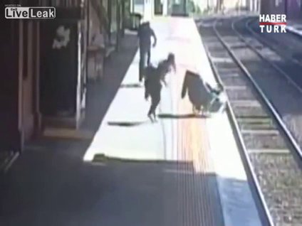 Bebek arabası tren raylarına düştü