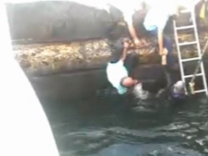 Kurtarırken "o" da denize düştü