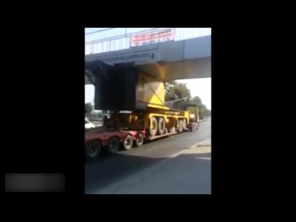 Tırın Dorsesini Köprüye Değdirdi