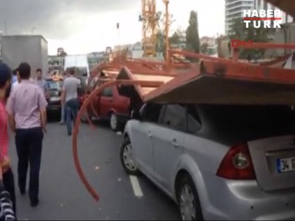 Merter'de tahta levha E-5'e uçtu