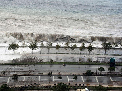 Dev dalgalar Karadeniz Sahil Yolu'nu trafiğe kapattı