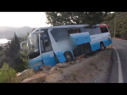 Hostes şoförün üzerine düştü; turistler ölümden döndü