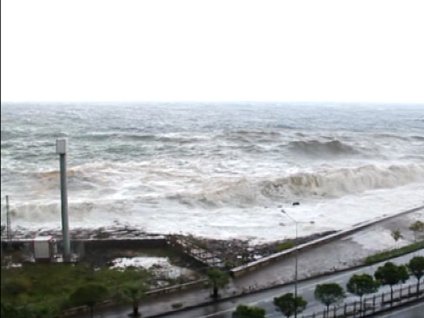 Giresun'da dev dalgalar caddeyi yuttu
