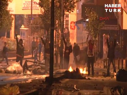 Göstericiler ile polis birbirlerine el salladı