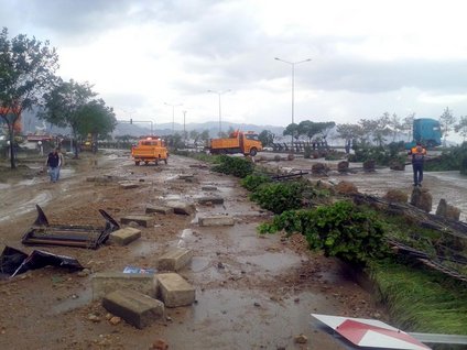 Fırtına ile uçan inşaatlar