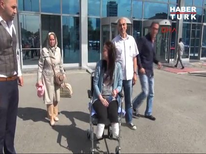 Burun ameliyatı için gitti, ayaklarından oldu