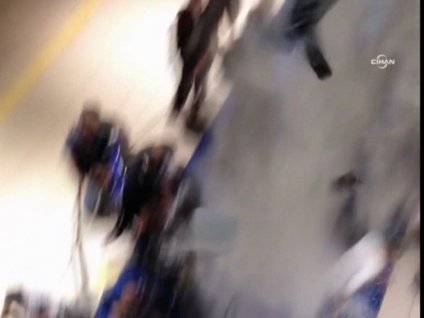 iPhone kuyruğunda bekleyenlere saldırı!