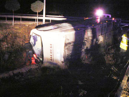 Yolcu otobüsü devrildi: 23 yaralı