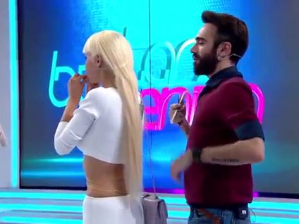 Yarışmacının saçlarını kesti!