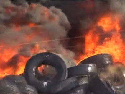 Lastik fabrikası yandı