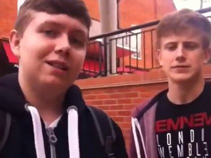 Apple Store'ları gezip iPhone büktüler