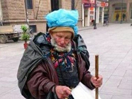 "Poşetli Dede" toprağa verildi