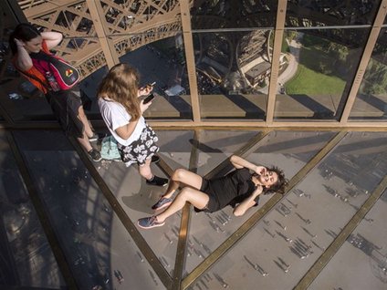 Eyfel'in cam katı açıldı