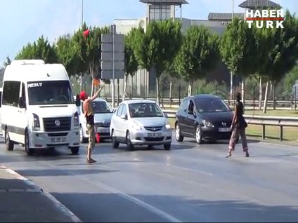 Kırmızı ışıkta akrobasi şov