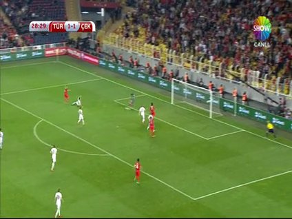 Gökhan Töre gol fırsatını kaçırdı