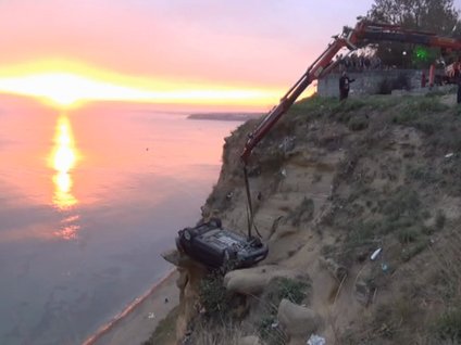 Otomobil uçurumda asılı kaldı!