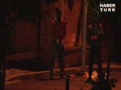 Eylemcilerin polise ateş açma anı kameralara yansıdı