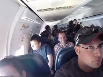 Uçak havada çatladı