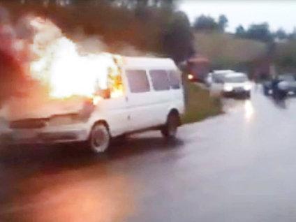 Minibüs alev topuna döndü