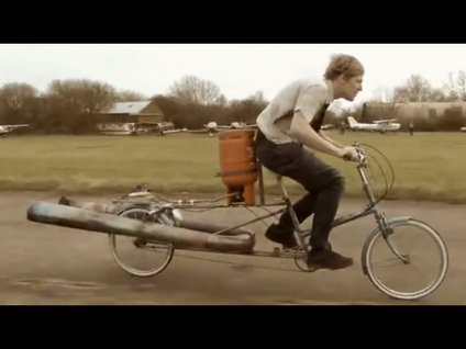 Jet bisiklet ile uçuşa geçen genç!