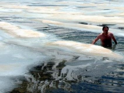 Soğuğa aldırmadan -5 derecede yüzdüler