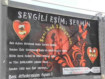 Dev billboard ile eşinden özür diledi