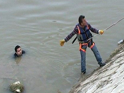 Sudan çıksın diye tokat attı!