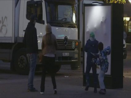 Reklam panosunda korkutan şaka