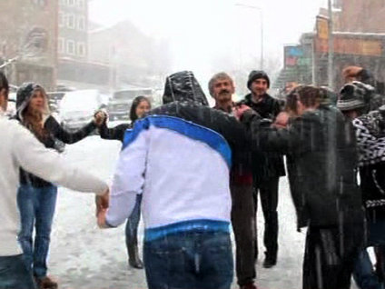 Beyaz örtüye ilginç karşılama