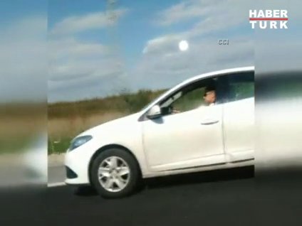 Hem gazete okudu, hem araba sürdü